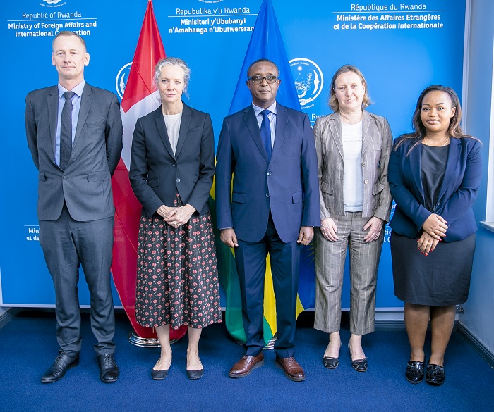 Minisitiri Biruta hamwe n