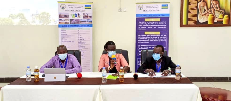 Abagize Komite nyobozi y'Akarere ka Muhanga baganira n'abanyamakuru 