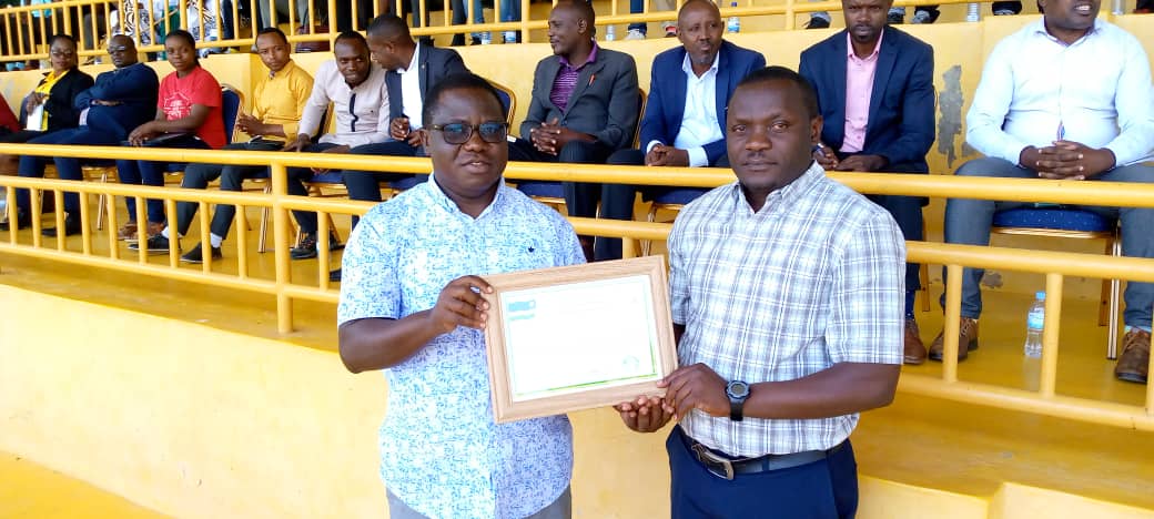 Guverineri Habitegeko yasabye abahembwe kuganira n'abaturage icyo bakoza ibyo bihembo