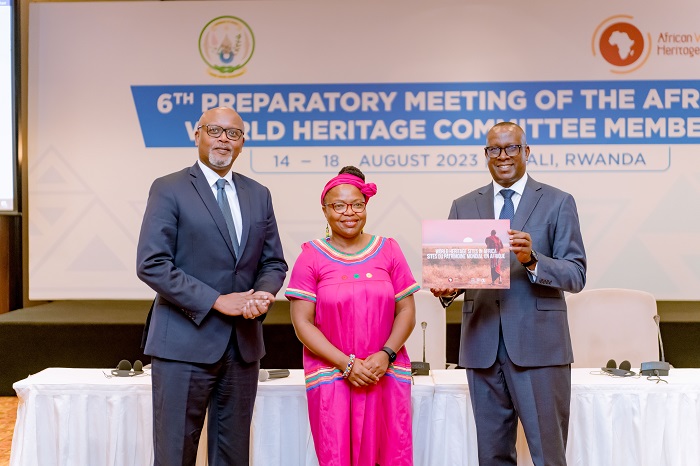 Mohlago Frola (hagati) avuga ko ibihugu byinshi bya Afurika bibura ubushobozi kuzuza ibisabwa