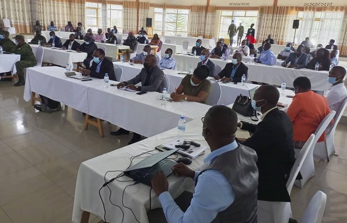 Abayobozi n'abakozi b'Akarere basabwe kugabanya umwanya bamara bicaye mu biro 