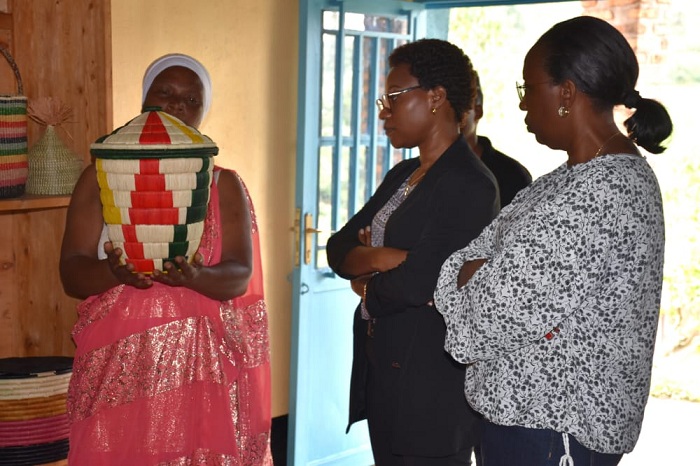 Abibumbiye mu itsinda Turwubake bakomeje iterambere mu miryango yabo baboha uduseke