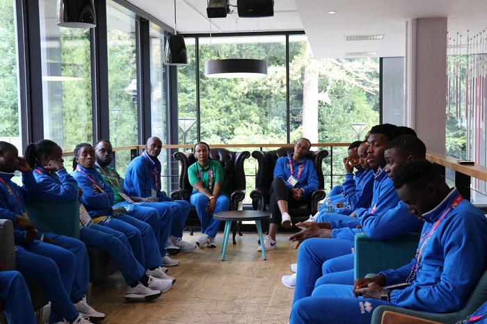 Minisitiri Munyangaju aganira n'abakinnyi