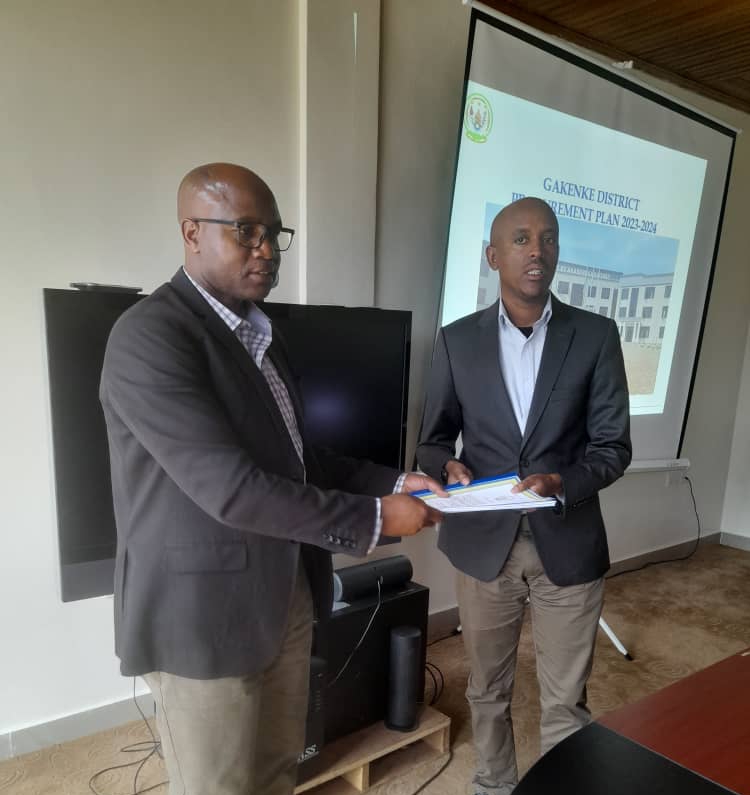 Mugwiza ashyikiriza Umunyamabanga Nshingwabikorwa w'Akarere ka Gakenke, Nkuranga Joseph, ingengo y'imari nyuma yo kuyemeza