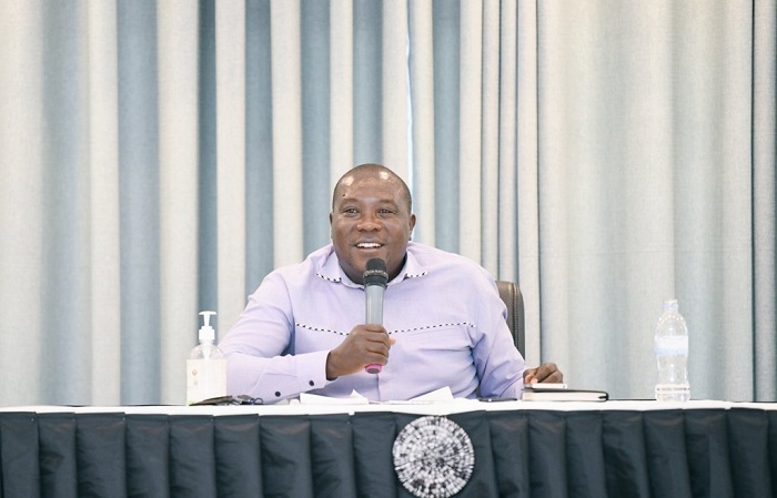 Minisitiri Gatabazi aganira n