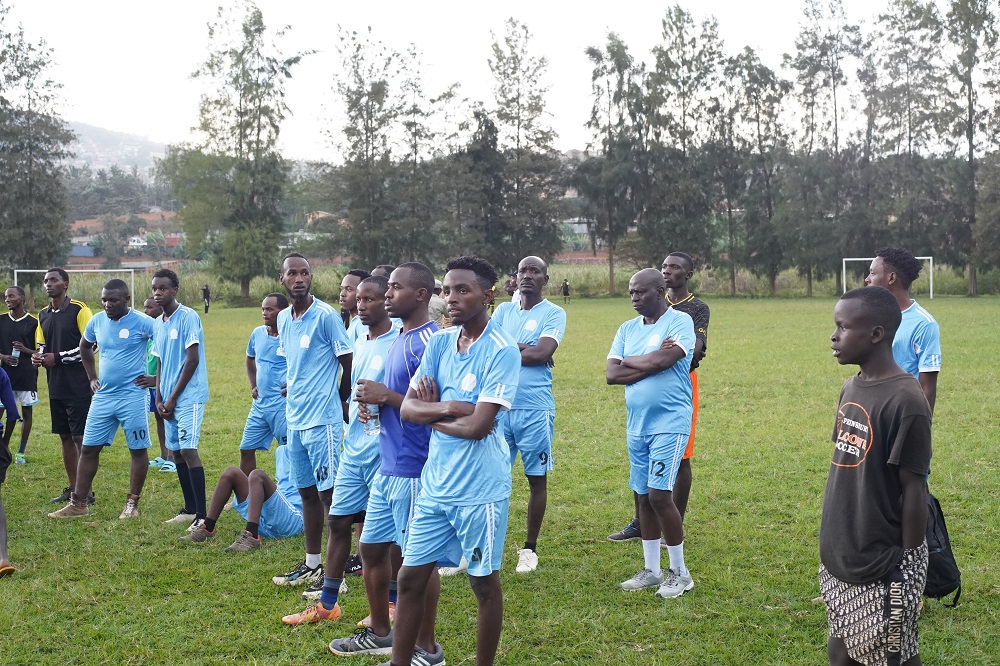 Bamwe mu bagize ikipe y'Abajyanama bumva ubutumwa bubagenewe hagati mu mukino