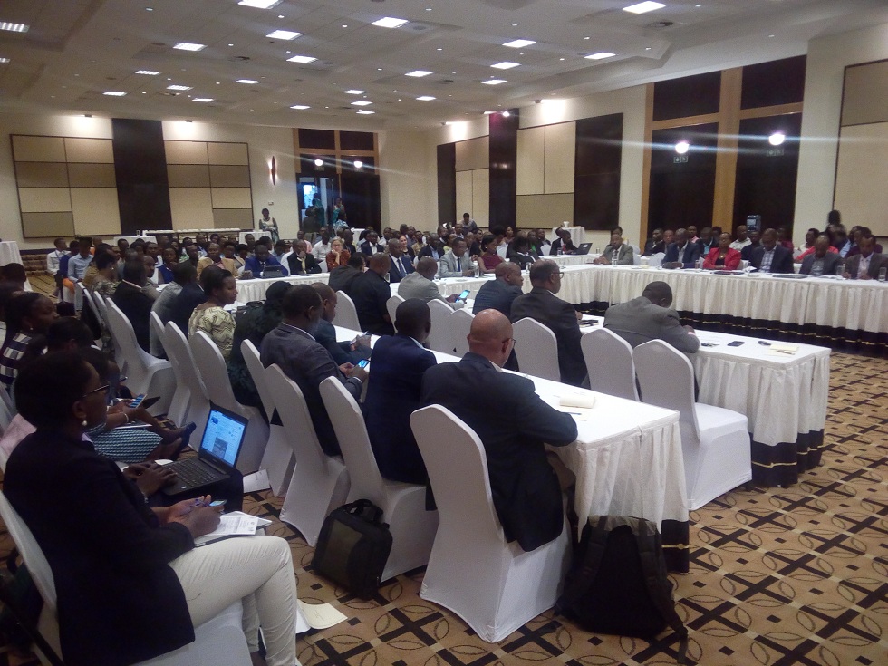 Inama yitabiriwe n'abantu batandukanye bigiraga hamwe uburyo bwo gufata neza ibishanga