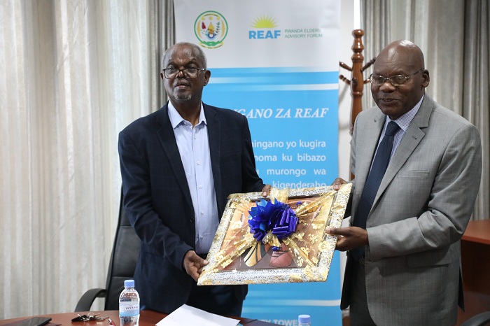 Dr. Iyamuremye (Iburyo) yashimiwe uko yayoboye uru rwego