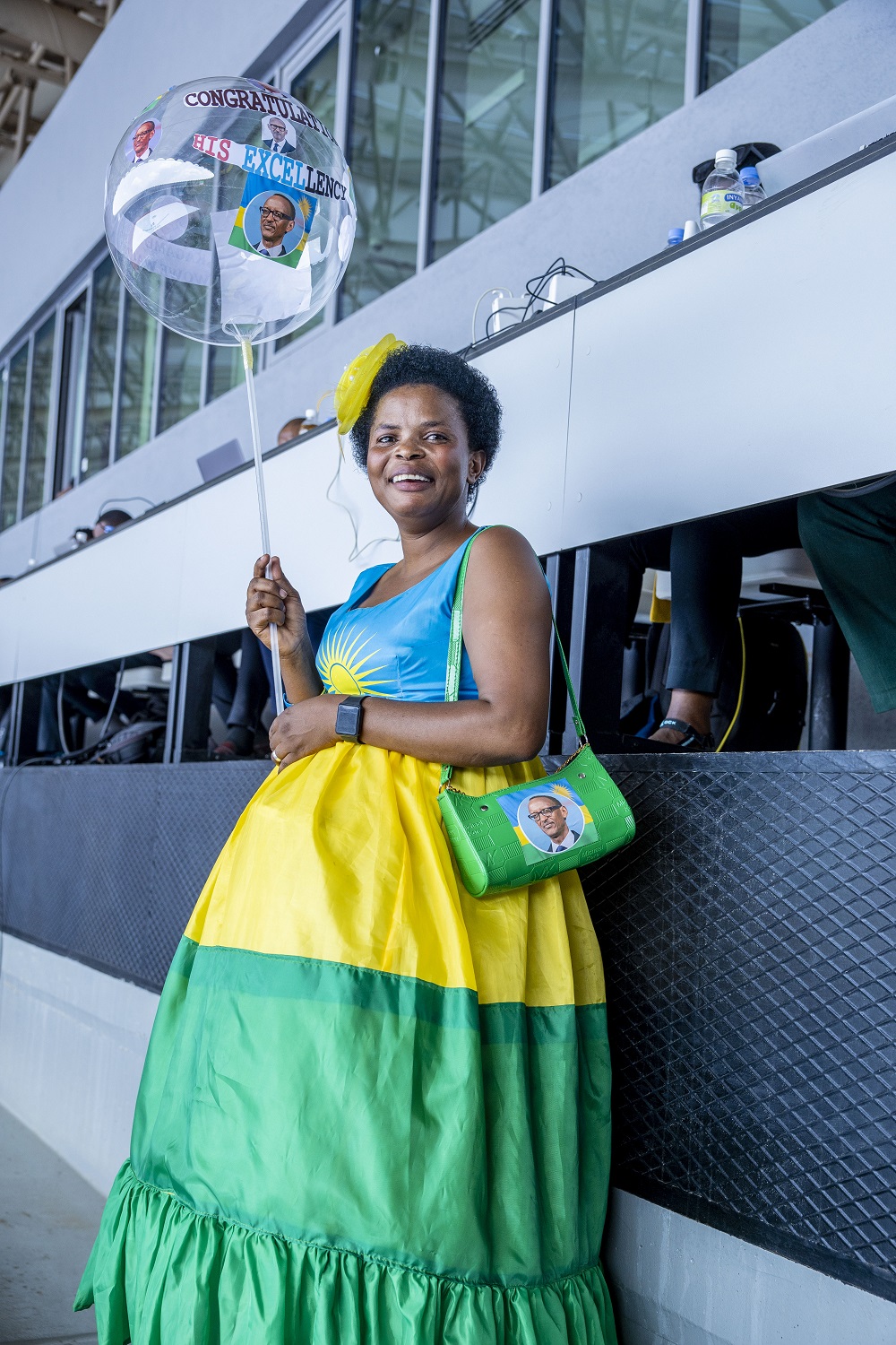 Icyimpaye Rosette benshi bamumenye ubwo yaserukanaga ikanzu y'umweru y'ubukwe mu gihe cyo kwiyamamaza. Ubu nabwo mu kurahira yaserukanye ikanzu iri mu mabara y'ibendera ry'Igihugu