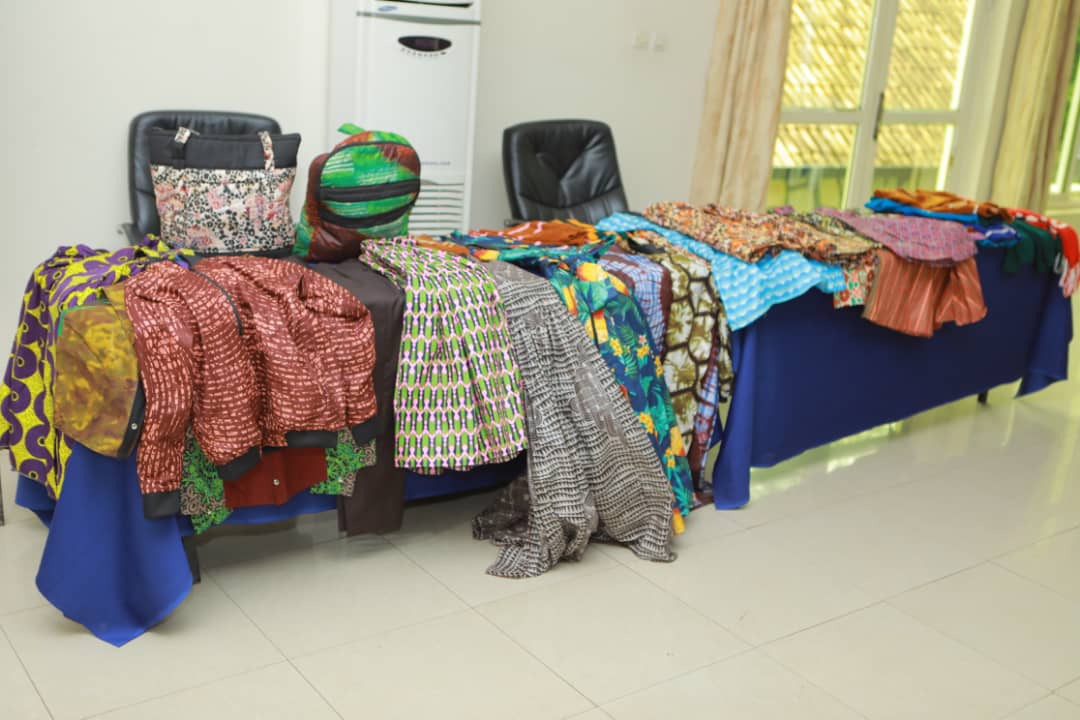 Abo bakobwa bakora ibintu binyuranye bibinjiriza amafaranga