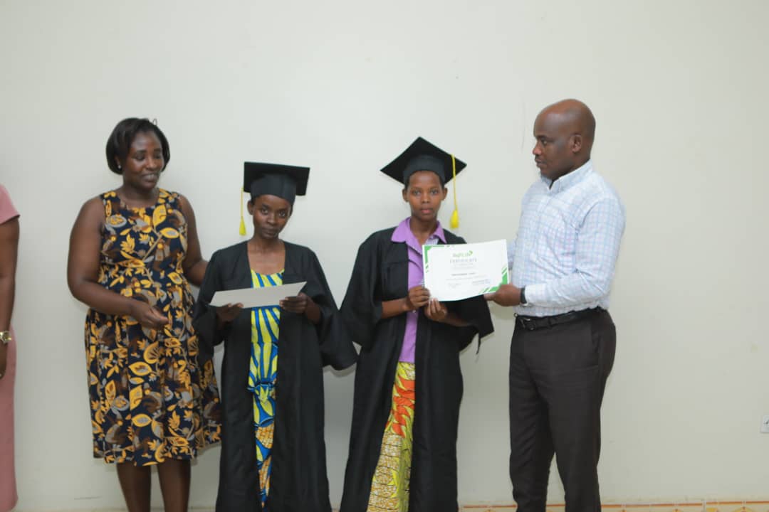 Abyobozi bashyikiriza abo bana impamyabushobozi zabo