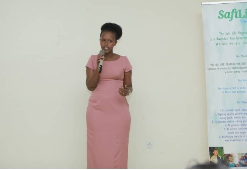 Mukundwa Safi yahisemo gufasha abababaye kuko na we yafashijwe ari mu bihe bigoye abasha kubaho