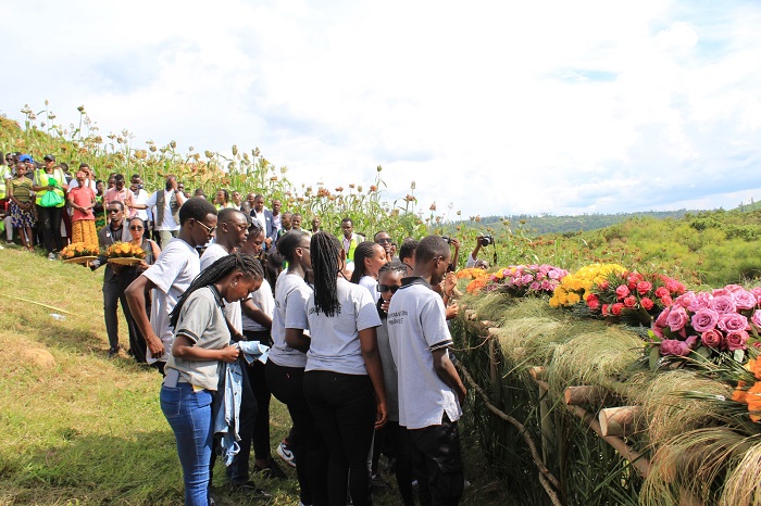 Hashyizwe indabo hejuru y'urufunzo rwari rwihishemo Abatutsi benshi