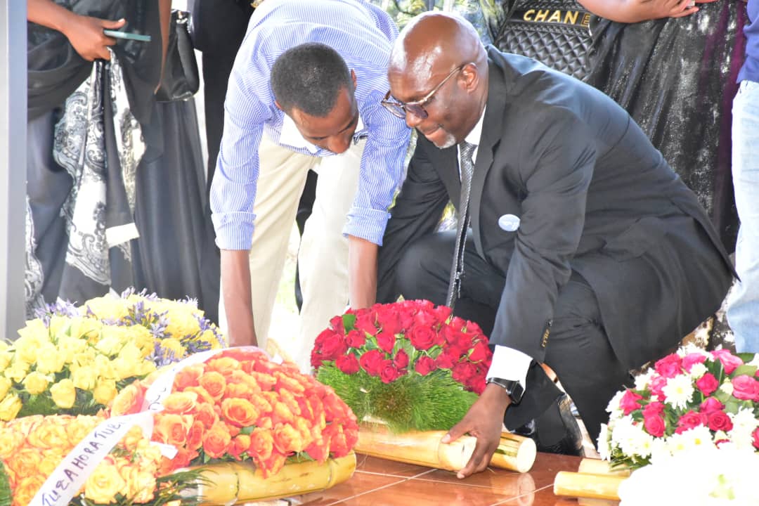 Bashyize indabo ku rwibutso