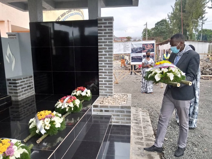 Abitabiriye uwo muhango bunamiye inzirakarengane zazize Jenoside yakorewe Abatutsi