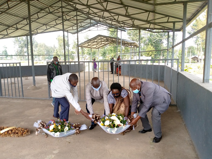 Bashyize indabo ku mva mu Rwibutso rwa Mukamira mu rwego rwo kunamira abaharuhukiye