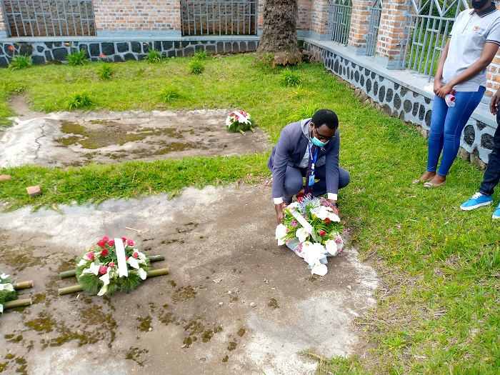 Mu kunamira inzirakarengane z'Abatutsi bazize Jenoside bashyize indabo ku mva iri mu rwibutso rwa Muhoza