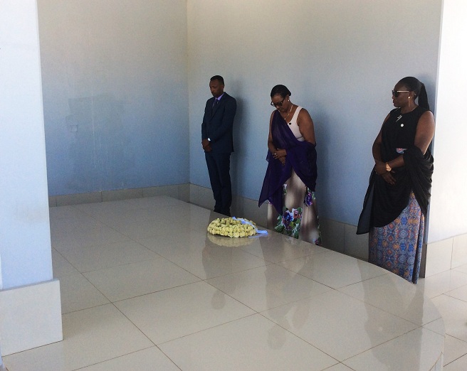 Depite Mukabalisa ashyira indabo ku rwibutso rwa Mayunzwe