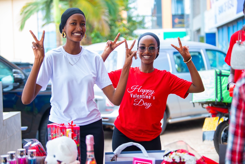 Amabara y'umutuku, umukara n'umweru ni amwe mu yambarwa cyane n'abizihiza uyu munsi