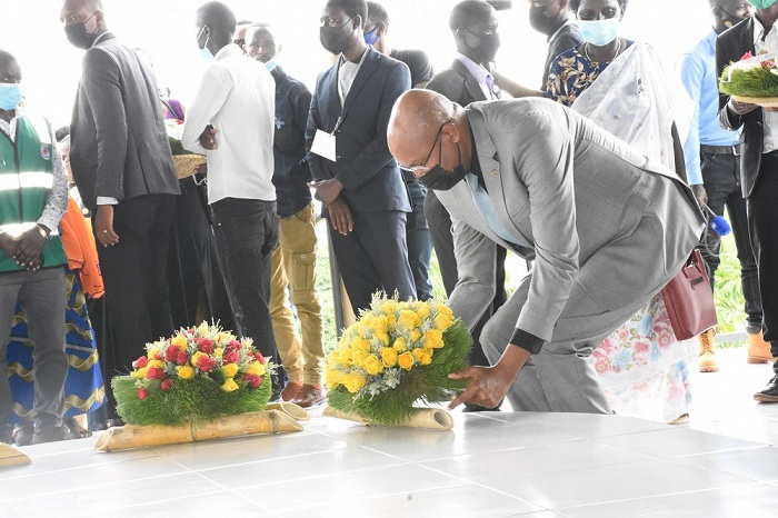 Egide Nkuranga ashyira indabo ku Rwibutso