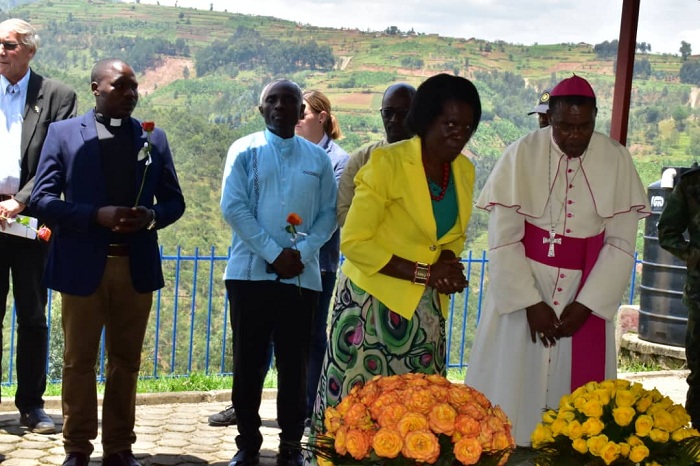 Umuyobozi wungirije wa CHENO ashyira indabo ku mva