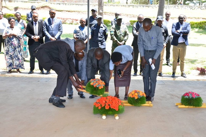 Imiryango y'abashyinguye mu Rwibutso rwa Kinazi nayo yashyizeho indabo