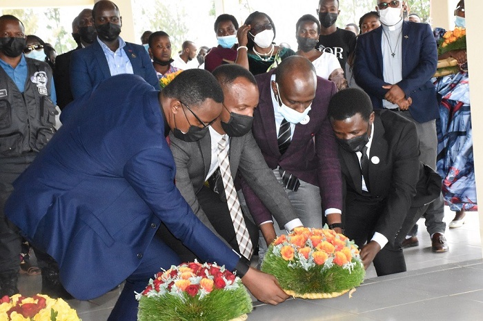 Abayobozi b'imirenge bashyira indabo ku Rwibutso