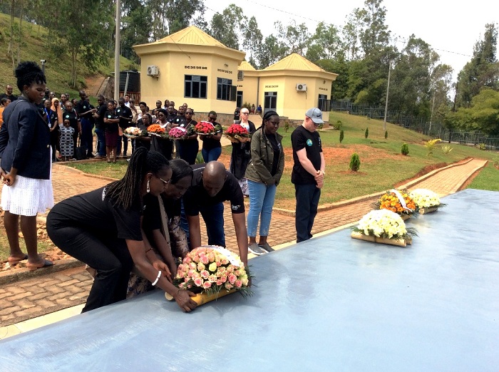 Bashyize indabo ku rwibutso rwa Kabgayi, bunamira inzirakarengane ziharuhukiye