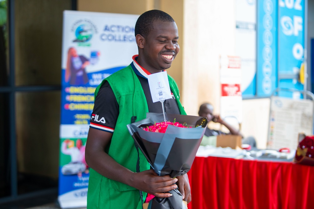 Abantu b'ingeri zitandukanye bitabiriye kugura impano zirimo n'indabo