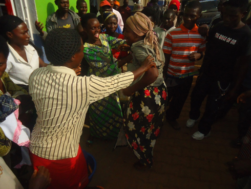 Aha bagenzi be bamubuzaga gukomeza kwishyuza ngo kuko ari ukubasebya.