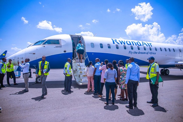 Aha barimo bajya mu ndege babanje gusuzumwa