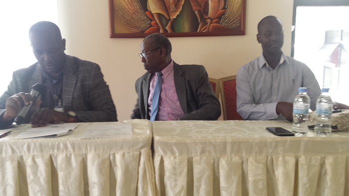 Prof. Mucumbitsi (hagati), avuga ko ibitera indwara zitandura aribyo bicuruzwa cyane kandi bigatanga amahoro menshi kuri Leta