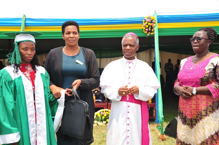 BK nk'umufatanyabikorwa wa INES-Ruhengeri na yo yatanze igihembo ku munyeshuri watsinze kurusha abandi