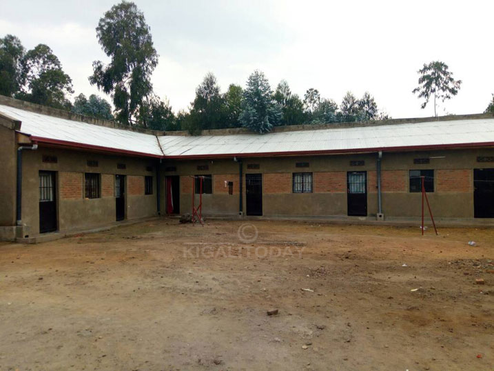 Aya macumbi yari yarafunze imiryango kuko abanyeshuri bigaga mu mashami yafunzwe bayacumbikagamo bagiye 