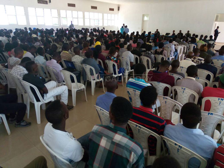 Abanyeshuri bo muri Ines-Ruhengeri bakoranye ibirori n'ubuyobozi bw'iyo kaminuza bishimira ko bakomorewe 