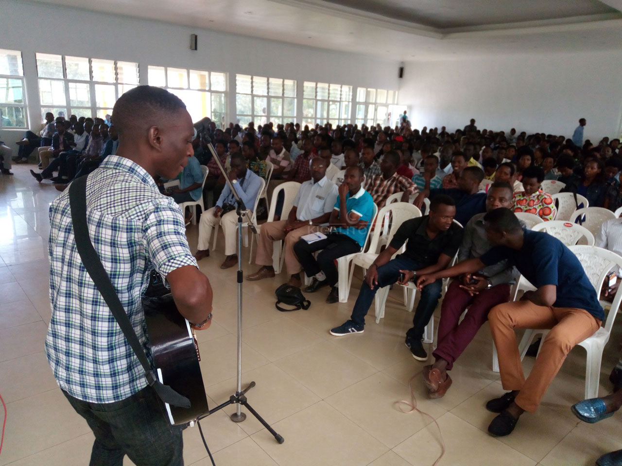 Abanyeshuri bashimiye kugaruka kwa bagenzi babo barabaririmbira 