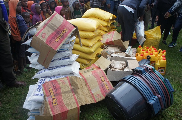 INES-Ruhengeri yaremeye abo baturage ibaha imfashanyo y'ibiribwa n'ibikoresho 