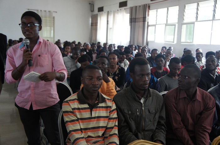 Abanyeshuri bo muri INES-Ruhengeri babajije ibibazo bitandukanye ku mateka ya Jenoside