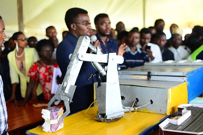 Iyi robo iterura ibisaga ibiro ijana yavumbuwe n'umunyeshuri wiga muri INES-Ruhengeri