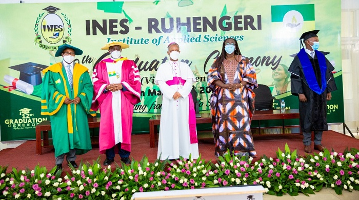 Ifoto y'urwibutso y'abayobozi bakuru banyuranye bitabiriye uwo muhango