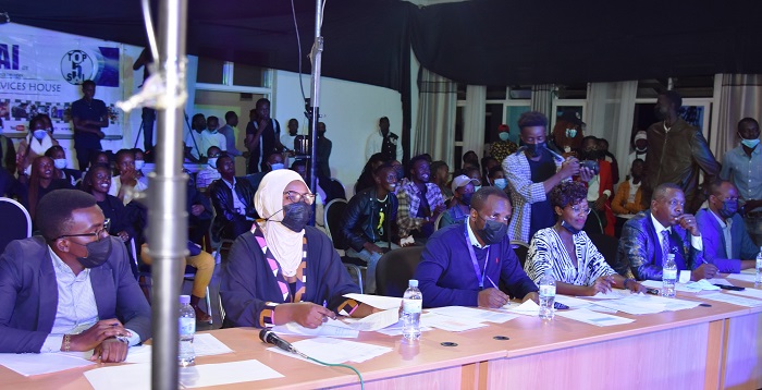 Akanama nkemurampaka kari kagizwe n'abantu batandatu