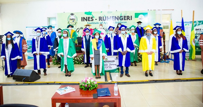 Ifoto y'urwibutso y'abayobozi n'abanyeshuri bahagarariye abandi muri uwo muhango