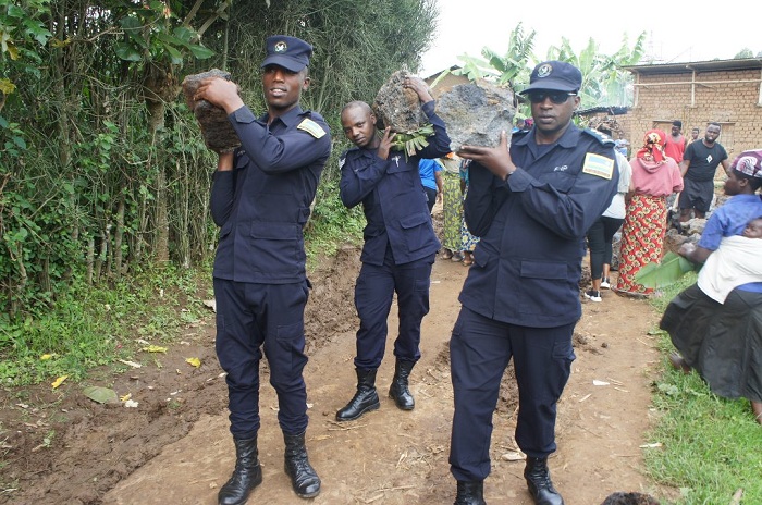 Inzego z'umutekano ziri mu bafashije AERG yo muri INES-Ruhengeri mu miganda inyuranye yo kubaka iyi nzu (Aha hari mu ntangiriro)