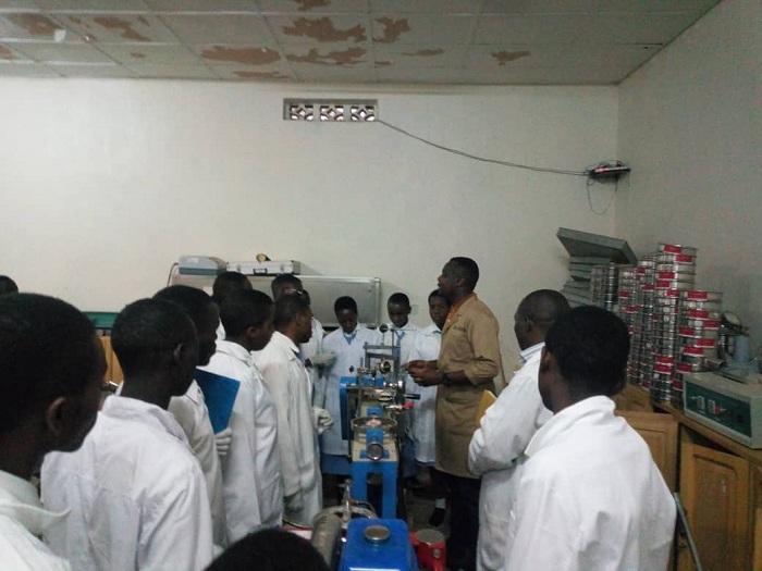 Abanyeshuri bo muri Ecole des Sciences de Musanze basobanuriwe imikorere ya Laboratwari zo muri INES-Ruhengeri