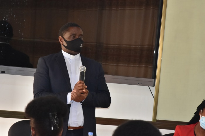 Padiri Dr Hagenimana Fabien yashimye ubuhanga bukomeje kuranga abakobwa boherezwa na FAWE-Rwanda muri INES-Ruhengeri