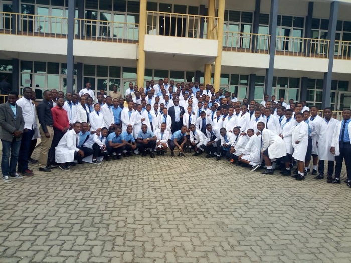 Urwo rugendo shuri rwitabiriwe n'abagera ku 150 biga mu mwaka wa gatandatu w'amashuri yisumbuye