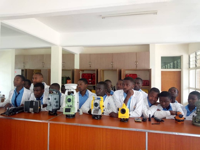 Abana mu byumba bya Laboratwari muri INES