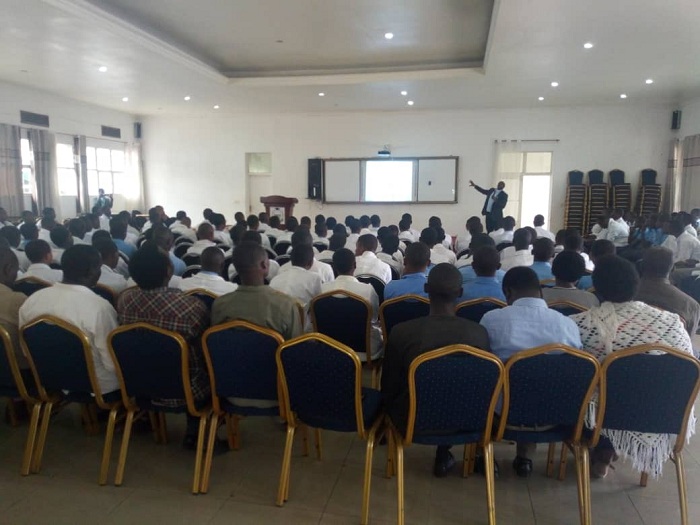 Abanyeshuri baganirijwe n'umuyobozi wa INES