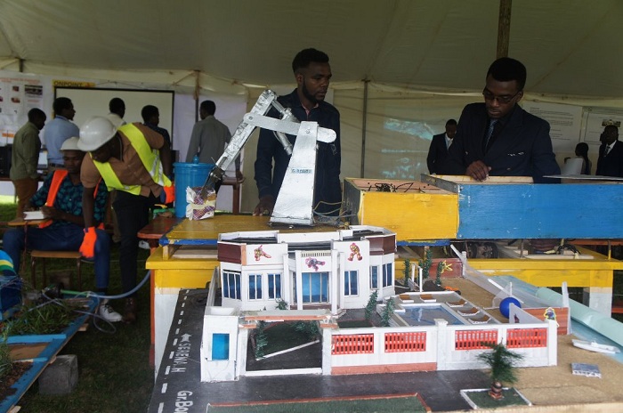 Gad Nishimwe yavumbuye robo ikoreshwa n'amazi n'imirasire y'izuba