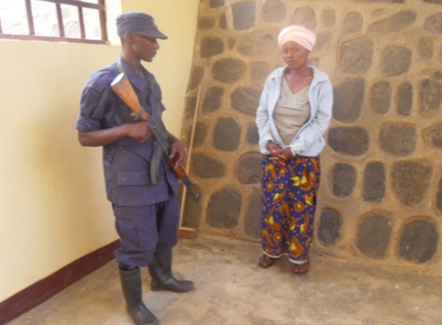 Nyarambanjineza Marceline ari mu maboko ya polisi azira kwica umwana we.